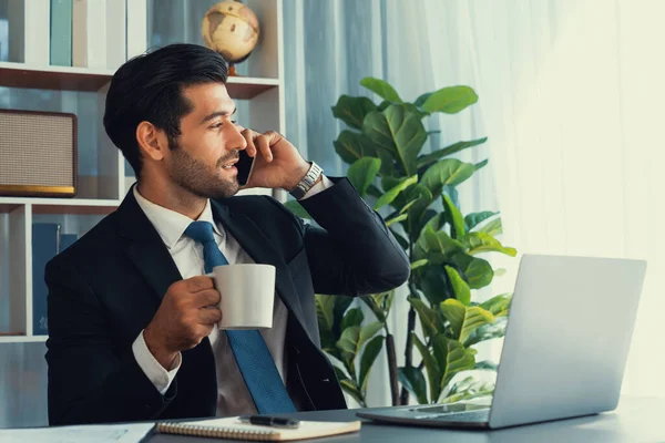 Geschäftsmann Der Einem Modernen Büroarbeitsplatz Mit Einer Tasse Kaffee Der — Stockfoto