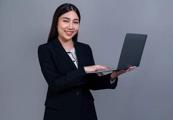 Självsäker Ung Asiatisk Affärskvinna Poserar Med Bärbar Dator Isolerad Bakgrund — Stockfoto