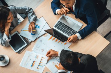 İş adamları grup toplantısı ofiste yukarıdan çekildi. İş kadınları, iş adamları ve ofis çalışanları toplantı masasında proje planlama belgeleriyle takım konferansında çalışıyorlar. Jivy