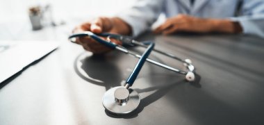 Doktorun tıbbi raporunu incelediği bulanık geçmişi olan ve hastaya etkili bir sağlık tedavisi planı için hastalık teşhisi koyan doktor ofisine odaklan. Neoterik