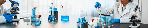 Gruppo Scienziati Dedicati Condurre Esperimenti Chimici Ricerca Laboratorio Medico Come — Foto Stock