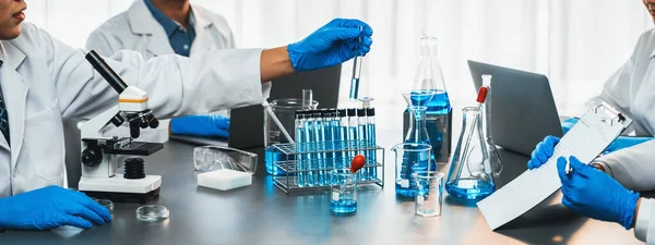 헌신적 과학자들은 연구소에서 연구를 실시하여 의약품이나 항생제 개발에 획기적 생화학 — 스톡 사진