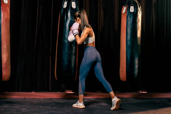 Asiatisk Kvinna Muay Thai Boxare Sport Kläder Stansning Boxningsutrustning Sparka — Stockfoto