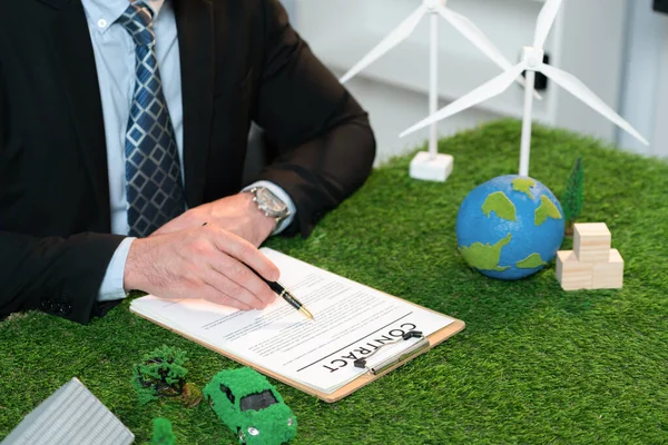 商界人士或办公室首席执行官签署环境监管协议 通过可持续能源利用和减少二氧化碳排放 为更绿色的未来拯救地球 好奇怪 — 图库照片