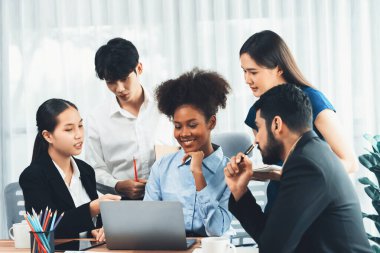 Mutlu iş adamları birlikte çalışır, şirket ofisinde tartışırlar. Profesyonel ve çeşitlilik takım çalışması iş planını bilgisayarda tartışır. Modern çok kültürlü ofis çalışanı. Uyum