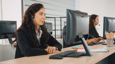Ofiste çalışan kulaklık takan işadamları uzak müşteri ya da meslektaşlarını desteklemek için çalışıyorlar. Çağrı merkezi, tele pazarlama, müşteri destek acentesi telefon görüşmesinde hizmet sağlıyor. Jivy