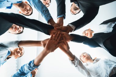 Çok ırklı iş adamları toplantı odasında iş birliği ya da şirket çalışanları için takım oluşturma amacıyla bir araya toplanıyorlar. Yakından, aşağıdan. Habiliment