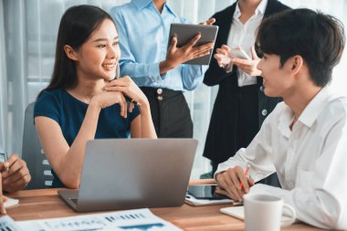 Çok ırklı analist ekibi toplantı masasındaki mali raporu analiz etmek için BI gösterge tablosunu kullanıyor. Çeşitli iş adamlarından oluşan bir grup, FIntech 'in veri analizini başarılı iş pazarlaması için kullanır. Uyum