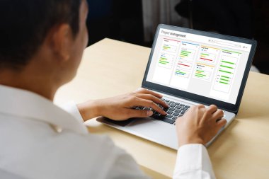 Ekip projesinin zaman çizelgesini gösteren bilgisayar ekranında, modern iş projesi yönetimi için proje planlama yazılımı