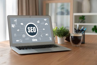 Model e-ticaret için SEO arama motoru optimizasyonu ve bilgisayar ekranında gösterilen çevrimiçi perakende işi