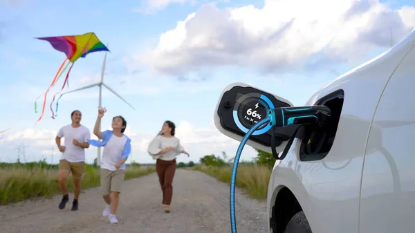 친화적 차량은 디스플레이 배터리 홀로그램을 재충전하고 친화적 에너지 발전기를 이용해 — 스톡 사진