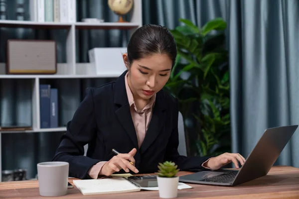 Młoda Azjatycka Bizneswoman Pilnie Pracuje Notuje Swojej Nowoczesnej Przestrzeni Biurowej — Zdjęcie stockowe