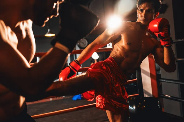 Boxeador Asiático Caucásico Muay Thai Desata Ataque Patada Feroz Combate — Foto de Stock