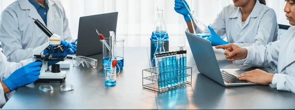 Dedicato Gruppo Scienziati Condurre Esperimenti Chimici Ricerca Laboratorio Medico Come — Foto Stock