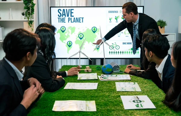 Företagsledare Ger Presentation Miljövänligt Genomförande För Att Minska Koldioxidutsläppen Och — Stockfoto