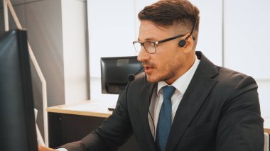 Ofiste çalışan kulaklık takan işadamları uzak müşteri ya da meslektaşlarını desteklemek için çalışıyorlar. Çağrı merkezi, tele pazarlama, müşteri destek acentesi telefon görüşmesinde hizmet sağlıyor. Jivy