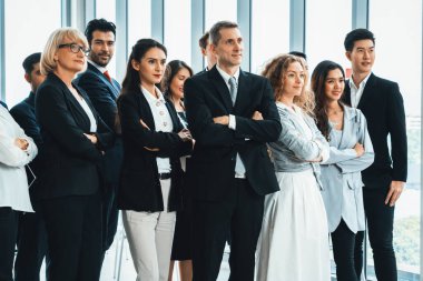 Başarılı iş adamları, işçi toplumunun güçlü ilişkilerini göstermek için bir arada duruyorlar. Modern ofiste güçlü bir takım çalışması sergileyen bir iş adamı ve iş kadını ekibi. Jivy
