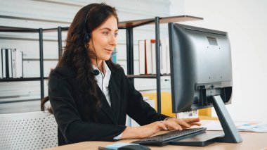 Ofiste çalışan kulaklık takan işadamları uzak müşteri ya da meslektaşlarını desteklemek için çalışıyorlar. Çağrı merkezi, tele pazarlama, müşteri destek acentesi telefon görüşmesinde hizmet sağlıyor. Jivy