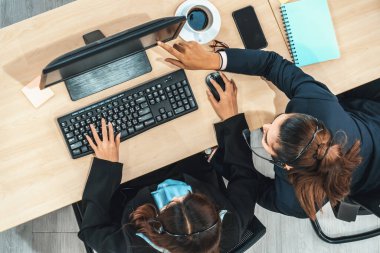 Ofiste bilgisayar başında çalışan, kulaklık takan iş adamları. Jivy