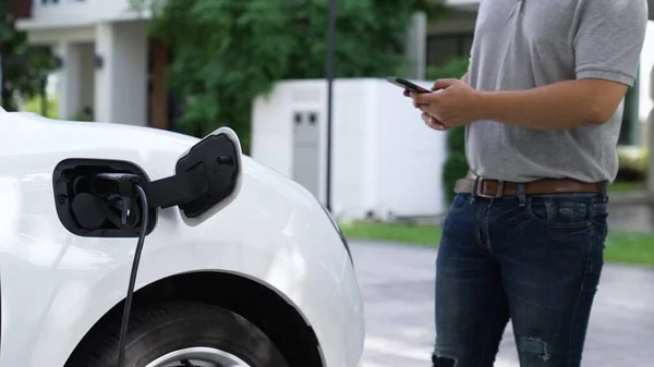 충전을 자동차 플러그 충전기 배경에 스마트폰을 사용하는 에너지 이용의 — 스톡 사진
