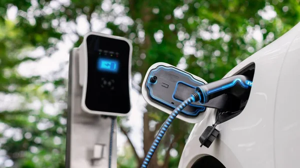 Elektromos Autó Csatlakozik Töltőállomással Feltölteni Akkumulátort Elektromos Töltő Kábel Öko — Stock Fotó