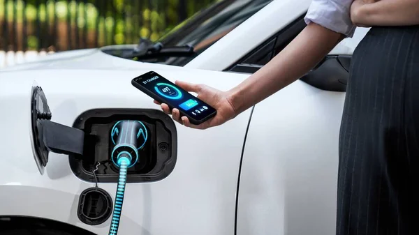 스마트 사업가는 스마트 모바일 애플리케이션으로 배터리 인터페이스를 갖추고 차량은 자동차 — 스톡 사진