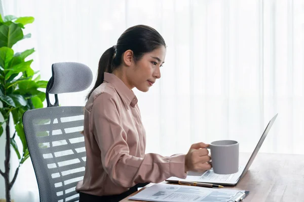 Young Asian Businesswoman Working Taking Notes Her Modern Office Workspace — Stock Photo, Image