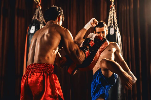 Boxer Asiático Caucasiano Muay Thai Desencadear Ataque Pontapé Sessão Treinamento — Fotografia de Stock