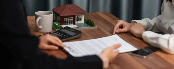 Revendo Contrato Empréstimo Casa Com Agente Analisando Documentos Financeiros Taxas — Fotografia de Stock
