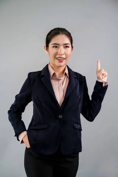 Pewna Siebie Młoda Azjatycka Bizneswoman Formalnym Garniturze Wskazując Palcem Promocję — Zdjęcie stockowe