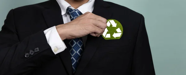 事業者がリサイクルシンボルペーパーを保有することで 持続可能かつグリーンな事業コンセプトを推進することで 廃棄物管理のための再利用を削減します Alter — ストック写真