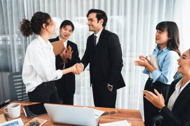 Bir grup iş adamı başarılı bir iş anlaşması toplantısı yaptıktan sonra el sıkıştı. Çeşitli yarış bürosu çalışanları şirket ofisinde pazarlama planlamasında ilerleme kaydettikten sonra kutlama yapıyorlar. Çok titiz.