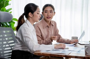 Analist ekip arkadaşları dijital torpido gözündeki finansal verileri, çizelgeleri ve grafiği destekleyici bir ekip çalışması ile tartıştılar. Profesyonel ofis pazarlama planlamak için iş zekasını kullanır. Coşkulu.