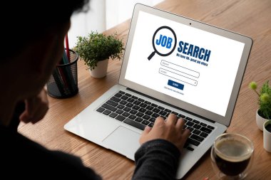 Çalışanların işe alım İnternet ağındaki iş fırsatlarını araması için mod web sitesinde online iş araması