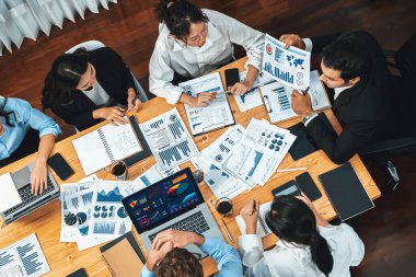 Toplantı masasındaki finansal veri raporlarını analiz eden çeşitli iş analist gruplarının geniş görüşü. İş zekası analizine göre çizelge ve grafik paneli. Çok titiz.