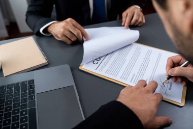 Yakın plan sözleşme imzalama belgesini kalemle imzalama, iş anlaşmasını imzayla mühürleme. İş adamları iş anlaşmasını imzalamak için sözleşmeye imza atıyorlar. Coşkulu