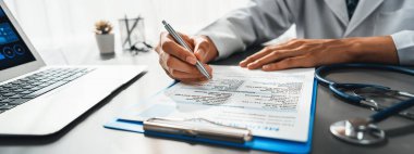 Doktor, tibbi raporu laptopla dikkatlice gözden geçir ve hastaların doktor muayenehanesinde etkili bir sağlık tedavi planı için hastalık teşhisi koy. Profesyonel tıbbi değerlendirme. Neoterik