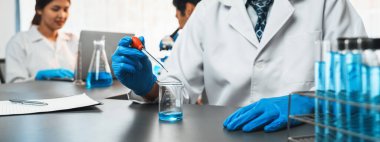 Kendini adamış bir grup bilim adamı kimyasal deneyler ve tıp laboratuarında aşı ilacı veya antibiyotiği geliştirmek için çığır açan bir araştırma yürütüyorlar. İlaç ve biyokimya laboratuvarı. Neoterik