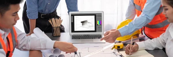 エンジニアと建築家は 正確なデジタルインテリアや構造設計のための建築ソフトウェアを使用してラップトップを使用して設計図のブレインストーミングと設計を共同で行います — ストック写真