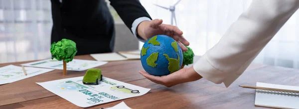Üzletemberek Összetartják Papírföldet Irodaasztal Fölött Környezetbarát Politikát Végrehajtó Zöld Vállalati — Stock Fotó