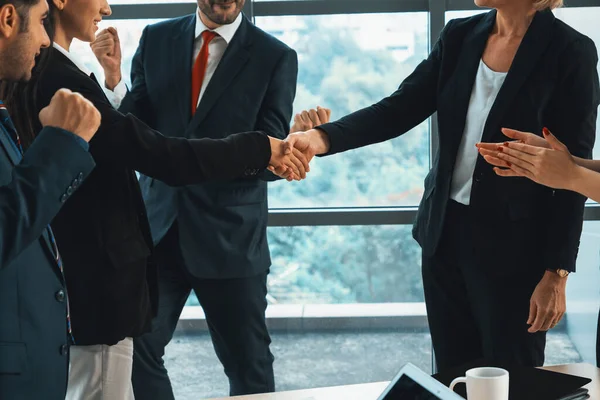 金融取引契約に関する専門家の合意を示す企業のオフィスで握手ビジネスの人々 ジヴィ — ストック写真