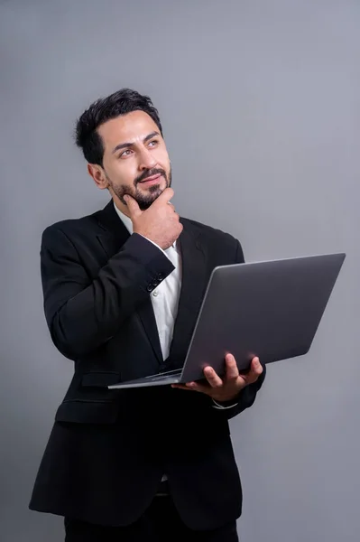 Erfolgreicher Geschäftsmann Schwarzen Anzug Mit Innovativem Tech Konzept Stehend Pose — Stockfoto