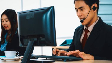 Ofiste çalışan kulaklık takan işadamları uzak müşteri ya da meslektaşlarını desteklemek için çalışıyorlar. Çağrı merkezi, tele pazarlama, müşteri destek acentesi telefon görüşmesinde hizmet sağlıyor. Jivy