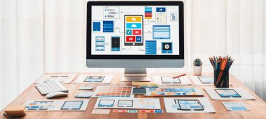 Dizüstü bilgisayar ekranında web ya da mobil uygulama UI UX için dijital ve kağıt kablo tasarımları. Beyin fırtınası ve tasarım uygulama çerçevesi için geliştirici çalışma alanının panoramik görüntüsü. İnceleyin