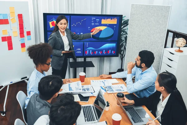 Mladá Asijská Podnikatelka Prezentující Datovou Analýzu Televizní Obrazovce Moderním Setkání — Stock fotografie