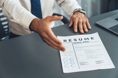 Resmi ofiste takım elbiseli ve iş görüşmesi için özgeçmiş hazırlayan kendine güvenen bir adam. Adayla görüşen kişinin bakış açısından elini kameranın önünde sıkmak için uzat. Coşkulu