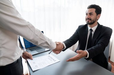 İş yerinde tokalaşmada başarılı bir iş görüşmesi. Nitelikler ve mevki için başvuru hakkında olumlu tartışmalar. Aday ve mülakat arasında iş bulma kavramı. Coşkulu