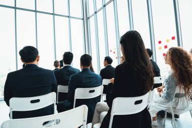 Bir grup iş adamı seminer konferansında toplanıyor. Seyirciler, çalışanların eğitim seanslarındaki eğitmenleri dinliyor. Uzman konuşmacı ile ofis çalışanları toplantısı. Jivy