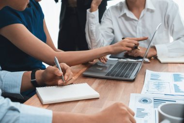 Çok ırklı analist ekibi toplantı masasındaki mali raporu analiz etmek için BI gösterge tablosunu kullanıyor. Çeşitli iş adamlarından oluşan bir grup, FIntech 'in veri analizini başarılı iş pazarlaması için kullanır. Uyum