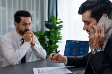 Aday kendini tatminsiz hissediyor ve mülakat sırasında güvenini kaybediyor. Muhabir telefonda konuşuyor, görmezden geliyor ve ilgisizliğini gösteriyor. Başvuru sahibi için olumsuz görüşme deneyimi. Coşkulu